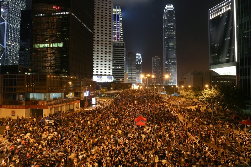 hong_kong_night_occupy_central-800x533