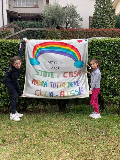 Deux enfants tiennent fièrement leur bannière de soutien faite maison